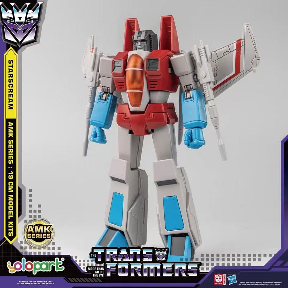 Bygg en av Decepticons mest ikoniske krigere med Transformers Generation One AMK Series Starscream! Et detaljert modellsett på ca. 19 cm, perfekt for Transformers-fans og samlere.