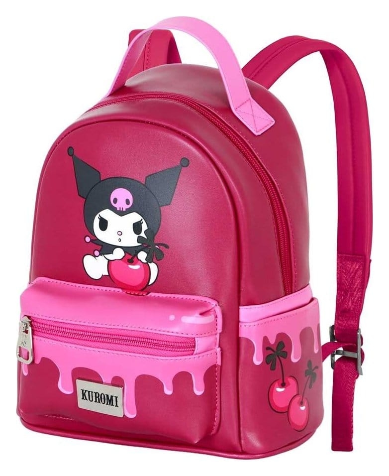 Søt med akkurat passe mye Kuromi-attitude! Denne kompakte ryggsekken har et lekent Kuromi Cherry-design og passer perfekt til småting du vil ha med deg på farten.