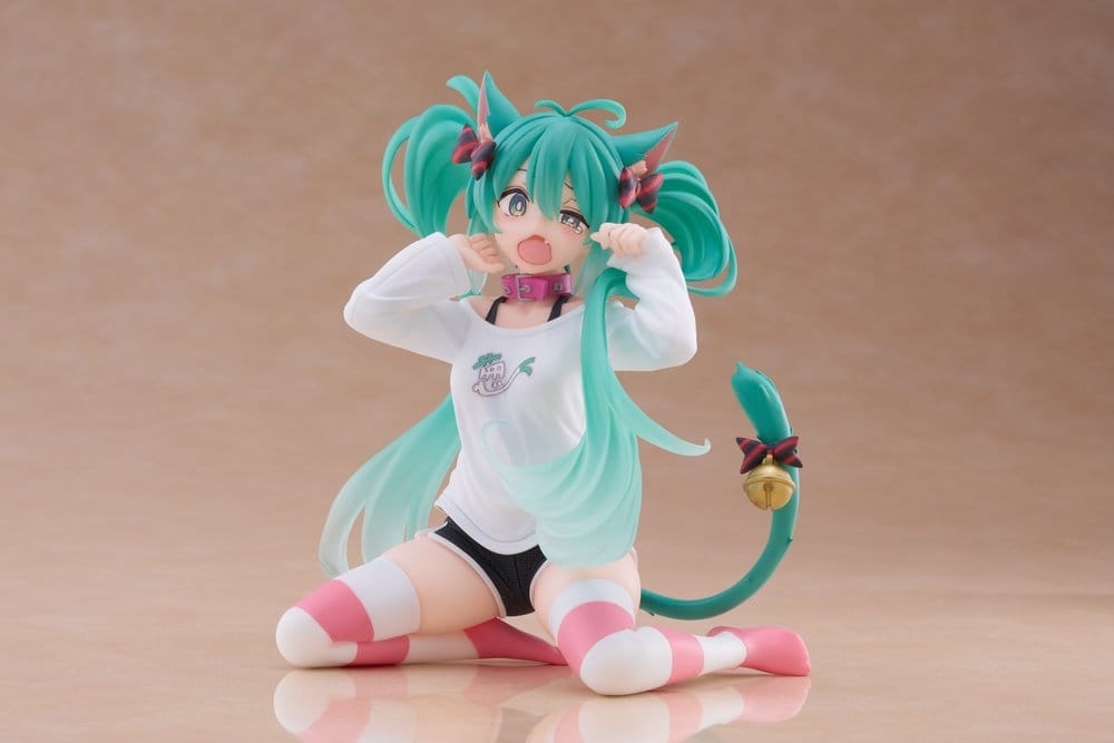 Hatsune Miku viser frem en ekstra søt og avslappet stil! Denne Desktop Cute-figuren fra Taito viser den virtuelle superstjernen i en oversized T-skjorte med lekne katteører.
